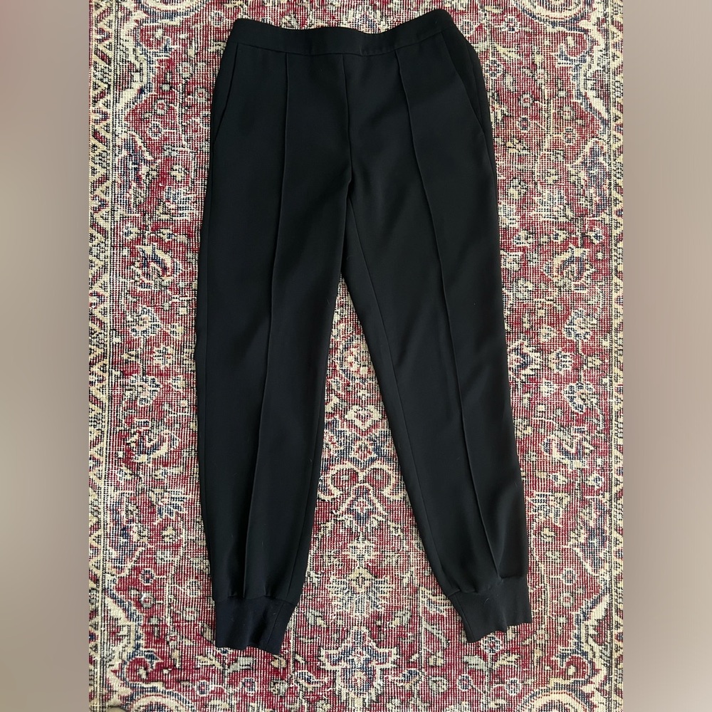 Vince. Joggers.